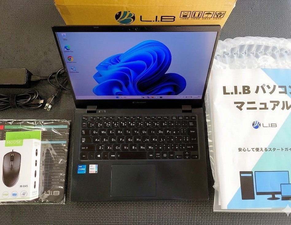 【梱包状態と付属品の図】dynabook G83/HS