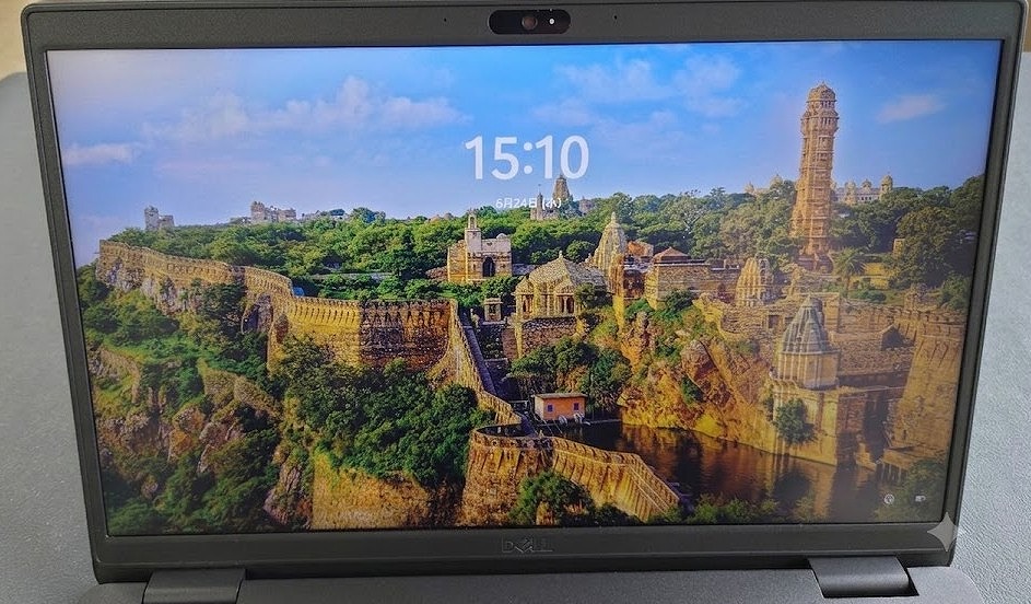 外装のキズを見て少し不安を覚えたものの、PCを開いてみてその不安は完全に払拭されました。 ディスプレイ（画面）とキーボード、パームレスト周辺は、驚くほどキレイな状態だったのです。