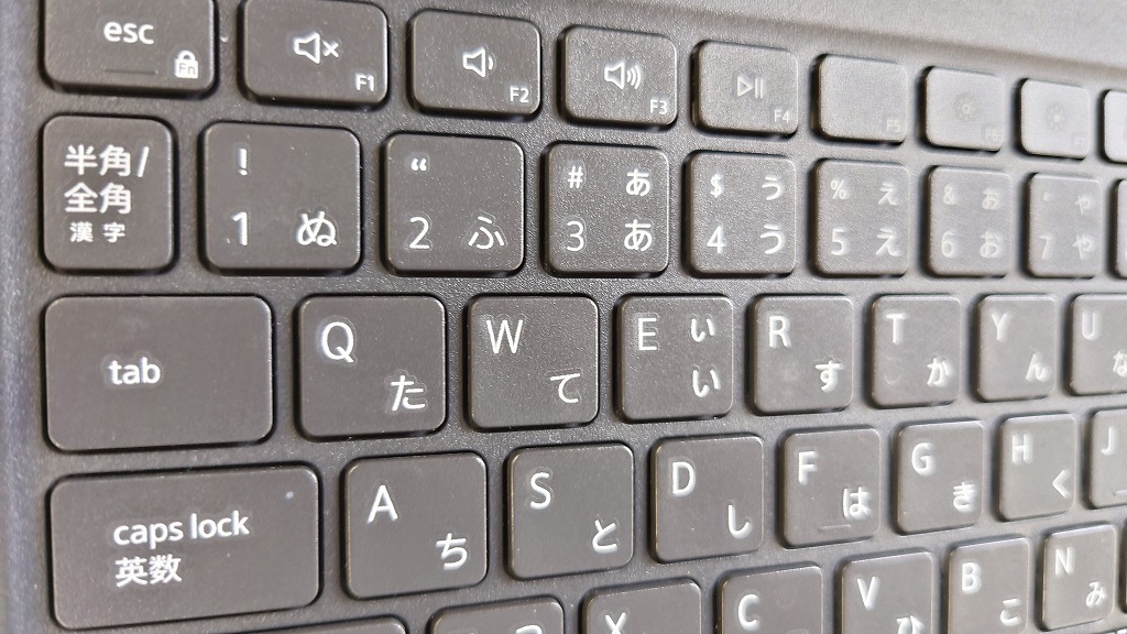 中古PCでありがちな「特定のキー（EnterやA、Sなど）のテカリや文字消え」が全くと言っていいほどありませんでした。打鍵感もしっかりしており、タイピングの不具合も皆無です。