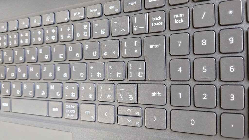 中古PCでありがちな「特定のキー（EnterやA、Sなど）のテカリや文字消え」が全くと言っていいほどありませんでした。打鍵感もしっかりしており、タイピングの不具合も皆無です。
