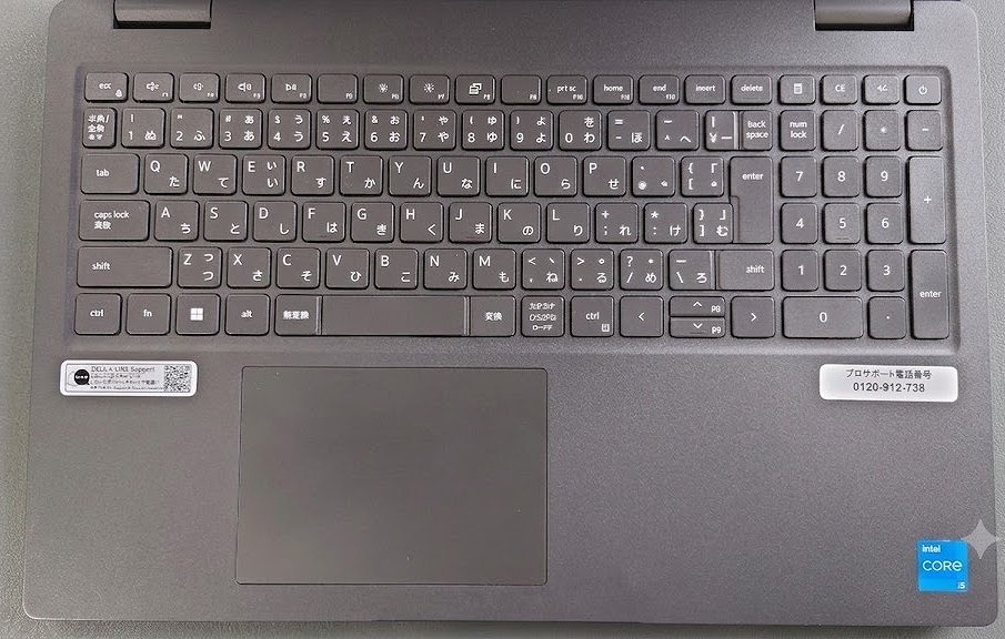 外装のキズを見て少し不安を覚えたものの、PCを開いてみてその不安は完全に払拭されました。 ディスプレイ（画面）とキーボード、パームレスト周辺は、驚くほどキレイな状態だったのです。