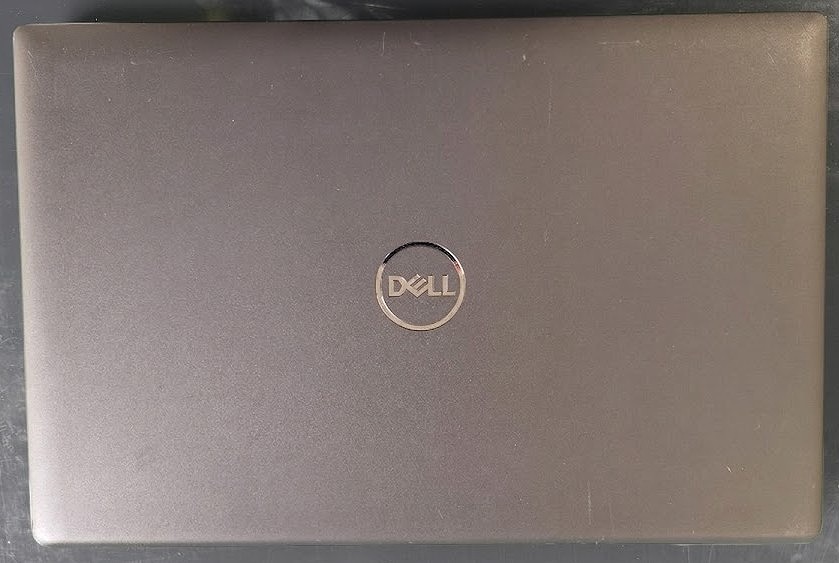 中古PCを購入する際、最も気になるのが「外観の使用感」でしょう。 結論から言うと、天板や底面などの外装には、光の加減で明確にわかるレベルの細かなスリキズや使用感がありました。