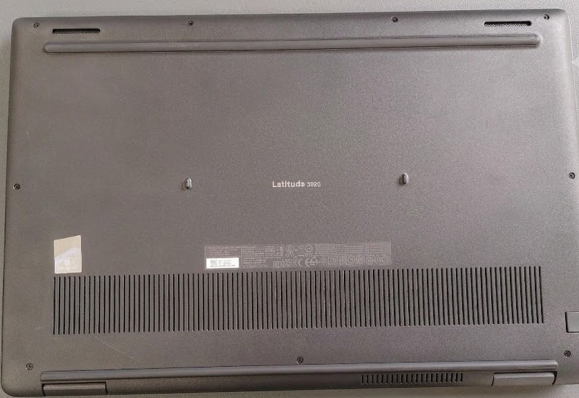 中古PCを購入する際、最も気になるのが「外観の使用感」でしょう。 結論から言うと、天板や底面などの外装には、光の加減で明確にわかるレベルの細かなスリキズや使用感がありました。
