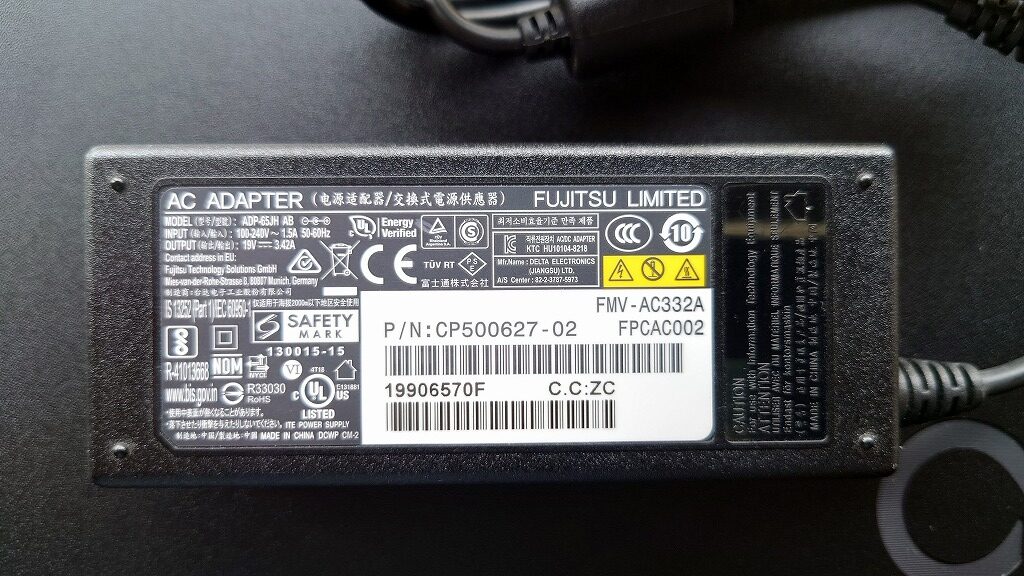 今回購入した富士通 LIFEBOOK A5511の外観