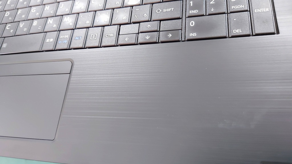 一方で、「一部のキーボードにテカリ」がありました。 特によく使う「Enterキー」や「母音のキー」などは、使った跡が見られます。ただし、文字が消えていたり、キーが反応しなかったりといった不具合は一切なく、タイピングの感触も良好です。液晶画面の発色も問題ありませんでした。