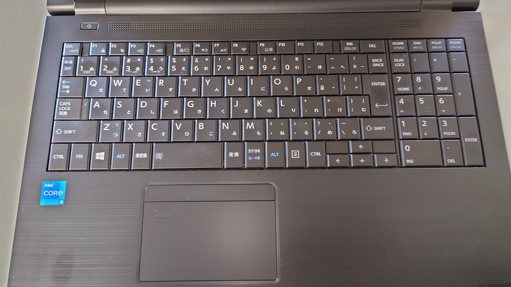 一方で、「一部のキーボードにテカリ」がありました。 特によく使う「Enterキー」や「母音のキー」などは、使った跡が見られます。ただし、文字が消えていたり、キーが反応しなかったりといった不具合は一切なく、タイピングの感触も良好です。液晶画面の発色も問題ありませんでした。
