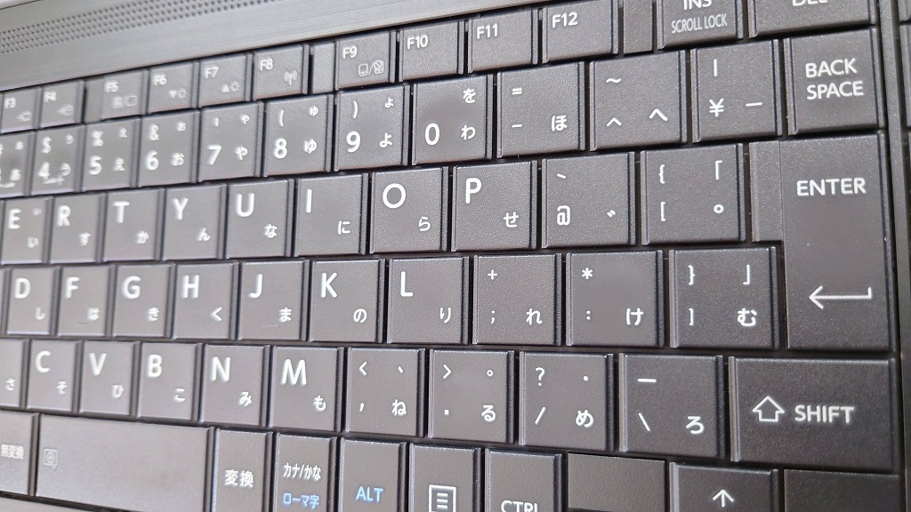 一方で、「一部のキーボードにテカリ」がありました。 特によく使う「Enterキー」や「母音のキー」などは、使った跡が見られます。ただし、文字が消えていたり、キーが反応しなかったりといった不具合は一切なく、タイピングの感触も良好です。液晶画面の発色も問題ありませんでした。